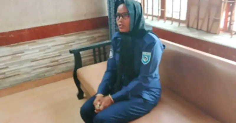লালমনিরহাটে ভোটকেন্দ্র এলাকায় পুলিশের পোশাক পরা নারী আটক, তদন্ত চলছে