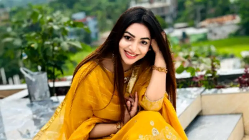 সাদিয়া জাহান প্রভার ভোটদান: উৎসবের আমেজে শরীয়তপুরে গিয়ে দায়িত্ব পালন