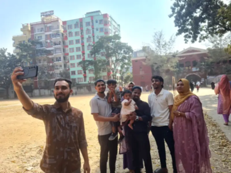 পুরান ঢাকায় ২০২৬ নির্বাচনে ভোটারদের উৎসবমুখর দিন: সেলফি ও প্রত্যাশার ছবি