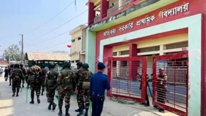 কুমিল্লা ভোটকেন্দ্রে ককটেল বিস্ফোরণ, জামায়াত আমির সেনাবাহিনীর ভূমিকা প্রশংসনীয়