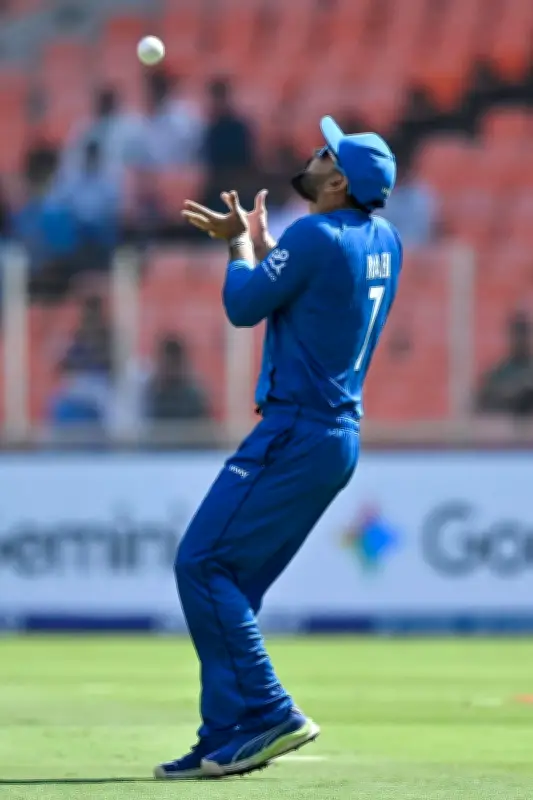 আফগানিস্তানের মোহাম্মদ নবীর আম্পায়ারের সিদ্ধান্ত অমান্য, ম্যাচ ফি জরিমানা ও ডিমেরিট পয়েন্ট