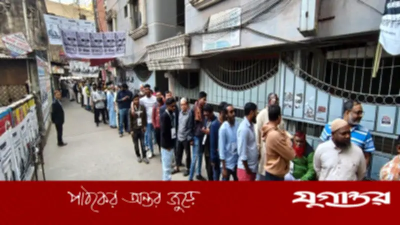 ত্রয়োদশ সংসদ নির্বাচনে ভোটারদের দীর্ঘ লাইন ও উল্লেখযোগ্য ব্যক্তিদের অংশগ্রহণ