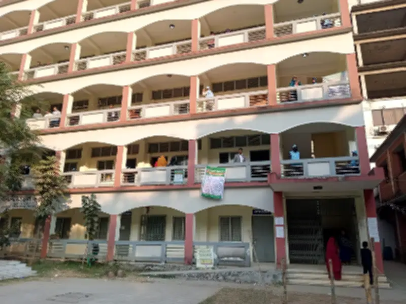 ভোট দিতে দেরিতে পৌঁছানোর পরও রিকশায় করে কেন্দ্রে ছুটলেন দুই নারী