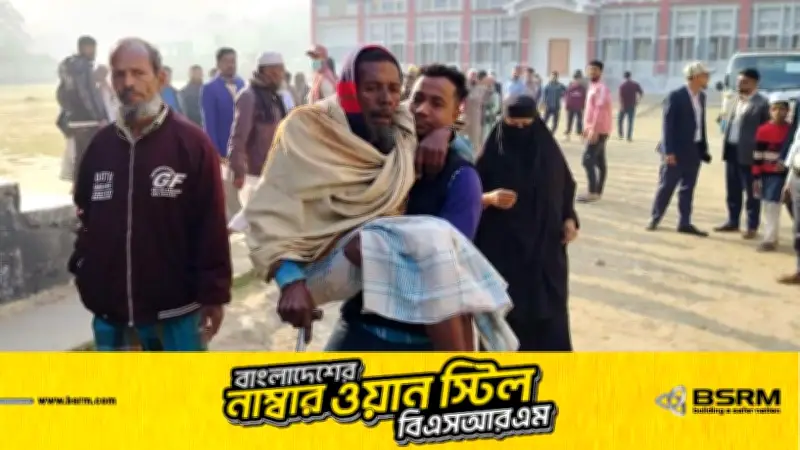 ৯৫ বছর বয়সি দাদা নাতির কোলে চড়ে ভোট দিলেন কুমিল্লায়