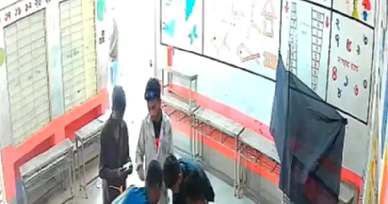 ভালুকায় ভোটকেন্দ্রে সিসিটিভিতে ধরা পড়লো ব্যালট পেপারে সিল মারার ঘটনা