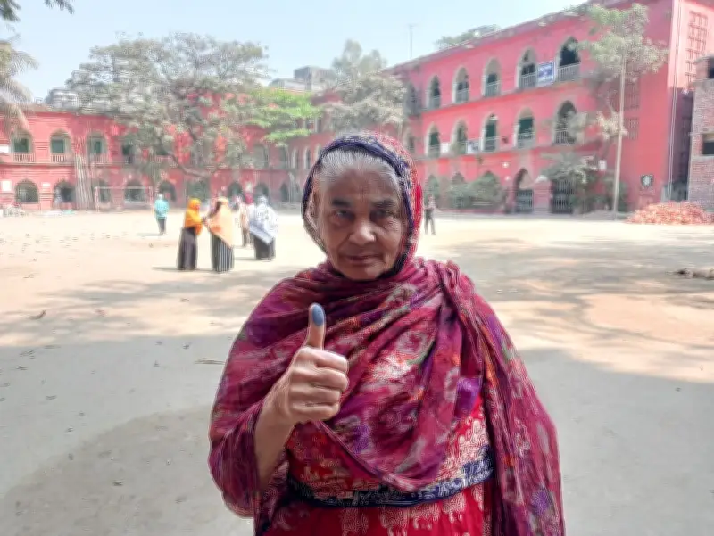 ১৭ বছর পর ভোট দিলেন সত্তরোর্ধ্ব সালেহা খাতুন, দেশের উন্নয়নে অংশ নিতে