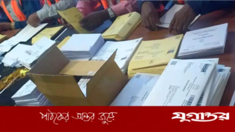 ৫৭ কিলোমিটার হেঁটে ও রিকশায় পোস্টাল ব্যালট পৌঁছে দিলেন দৃঢ়প্রতিজ্ঞ পোস্টম্যান