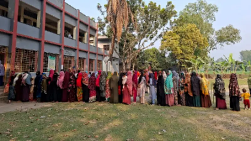 কুড়িগ্রামের রাজারহাটে ভোটের উৎসব: তরুণ-নারীদের ব্যাপক অংশগ্রহণে গণতন্ত্রের জোয়ার