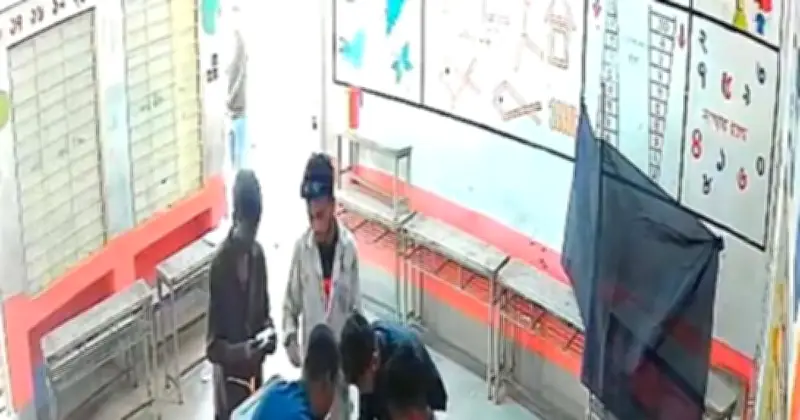 ময়মনসিংহ-১১ আসনে ভোটকেন্দ্রে সিসিটিভিতে ধরা পড়ল ব্যালট পেপার স্ট্যাম্পিংয়ের ঘটনা