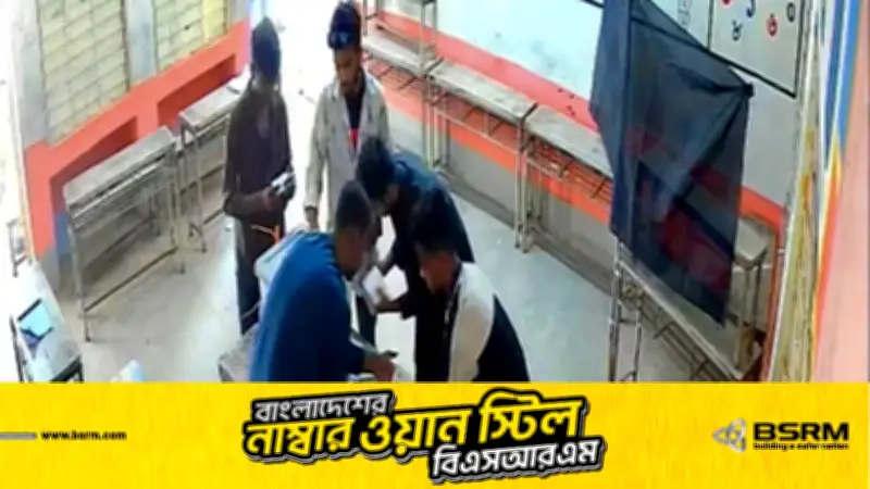 ভালুকায় ভোটকেন্দ্রে ৫ তরুণের ব্যালট পেপারে সিল মারা, ধরা পড়ল সিসিটিভিতে