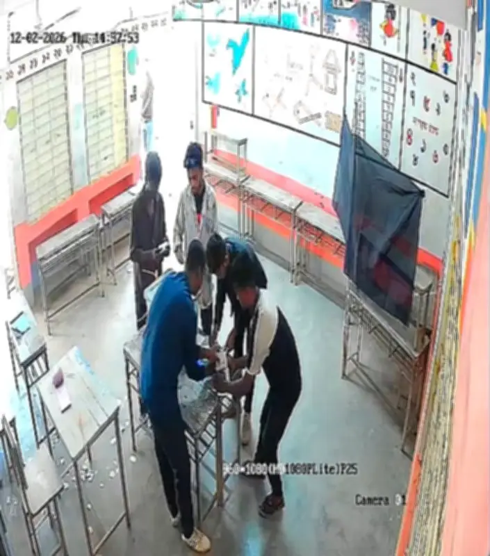 ভালুকায় ভোটকেন্দ্রে ঢুকে তরুণদের ব্যালট পেপারে সিল মারার ঘটনায় তদন্ত চলছে