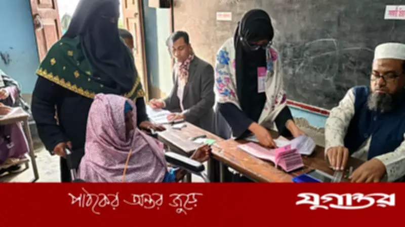 অশীতিপর জরিনা বেগম হুইলচেয়ারে বসে ভোট দিলেন যশোরে, সন্তুষ্টি প্রকাশ