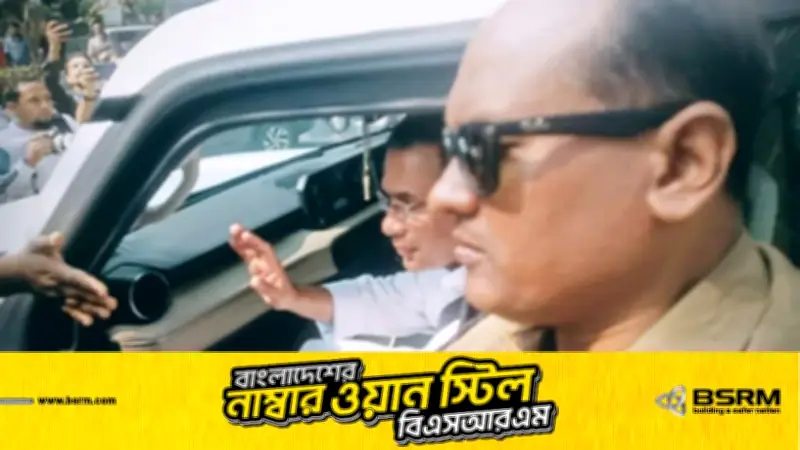 জুমার নামাজে যাওয়ার পথে এলাকাবাসীর সঙ্গে কুশল বিনিময় করলেন বিএনপি চেয়ারম্যান তারেক রহমান