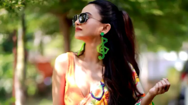 বসন্তের রঙে সেজে উঠুন মনামী ঘোষের ১২টি শাড়ির লুক অনুসরণ করে