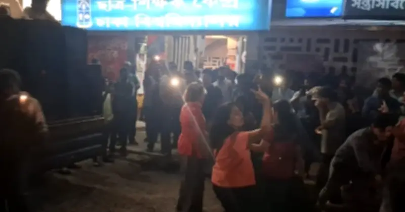 ঢাবি ক্যাম্পাসে বামপন্থি শিক্ষার্থীদের গান-বাজনায় জামায়াতের বিরুদ্ধে প্রতিবাদ