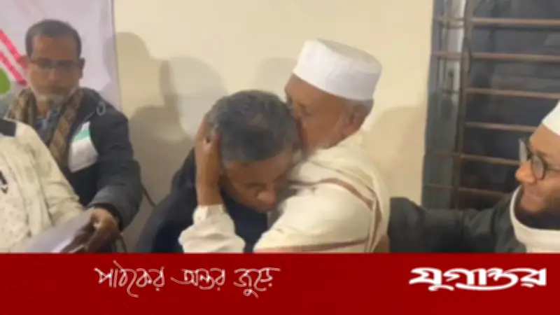 বিএনপি প্রার্থীকে চুমু দিলেন জামায়াত প্রার্থী, সৌহার্দপূর্ণ মুহূর্তে প্রশংসায় ভাসছেন নেটিজেনরা