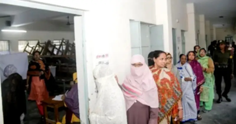 খুলনায় নির্বাচনে তরুণ-মহিলা-সংখ্যালঘু ভোটারদের জোরালো উপস্থিতি, কিছু গ্রামীণ ভোটারে গণভোট নিয়ে বিভ্রান্তি