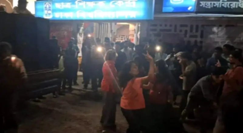 ঢাবির টিএসসিতে বামপন্থী শিক্ষার্থীদের রাজাকারবিরোধী গানবাজনা, মুক্তিযুদ্ধের চেতনা ছড়ানো