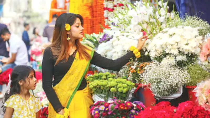 পয়লা ফাল্গুনে বসন্তের রঙে সেজেছে রাজধানী, উৎসবে মাতোয়ারা তরুণ-তরুণীরা