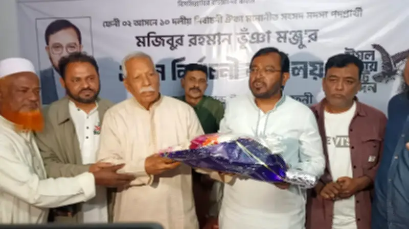 ফেনী-২ আসনে বিজয়ী বিএনপির জয়নাল আবদীনকে ফুল দিয়ে শুভেচ্ছা জানালেন এবি পার্টির মঞ্জু