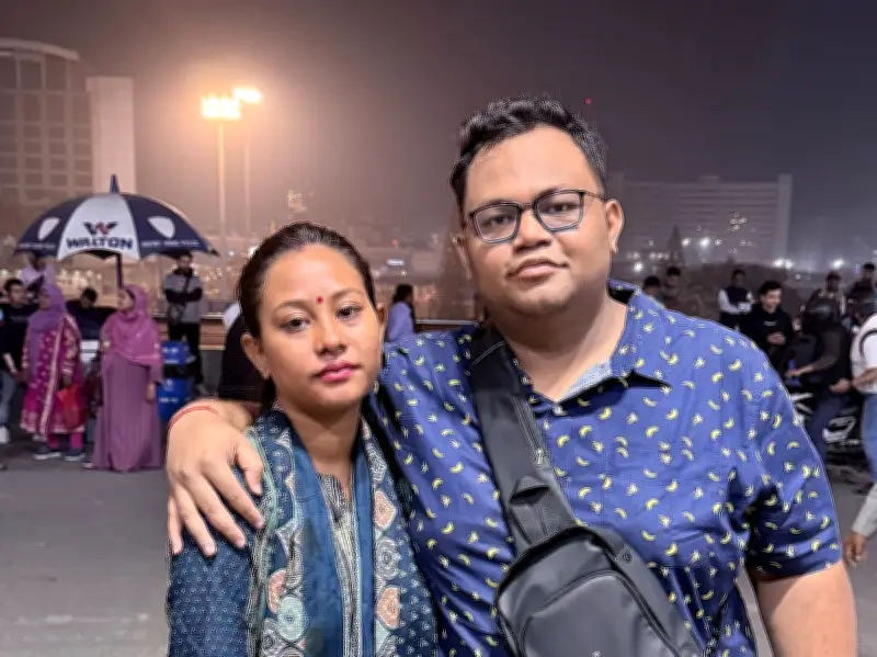 বিদায়বেলায় বিমানবন্দরে: প্রিয়জনের মুখচ্ছবি নিয়ে উড়াল দেওয়ার মুহূর্ত