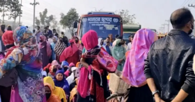 ভালুকায় শেফার্ড জিন্স শ্রমিকদের মহাসড়ক অবরোধ, বকেয়া বেতনের দাবিতে যান চলাচল ব্যাহত