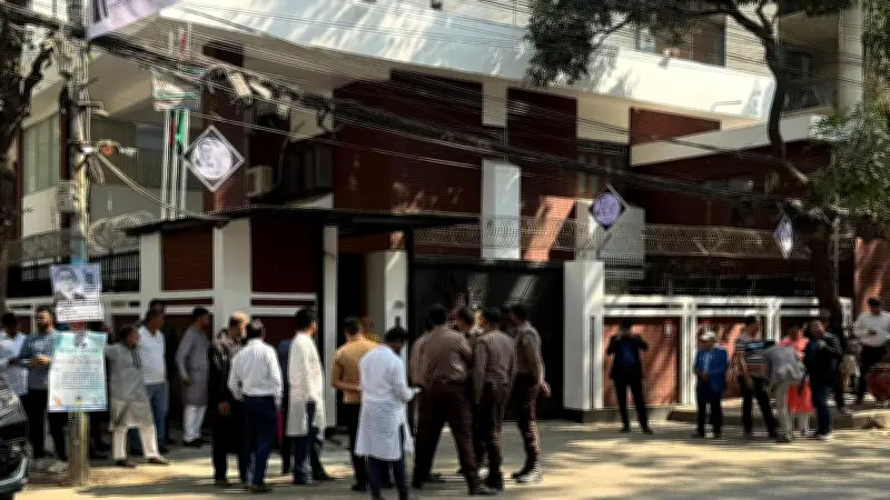 গুলশানে বিএনপি কার্যালয়ে তারেক রহমানের আগমন, নেতা-কর্মীদের ফুলেল শুভেচ্ছা