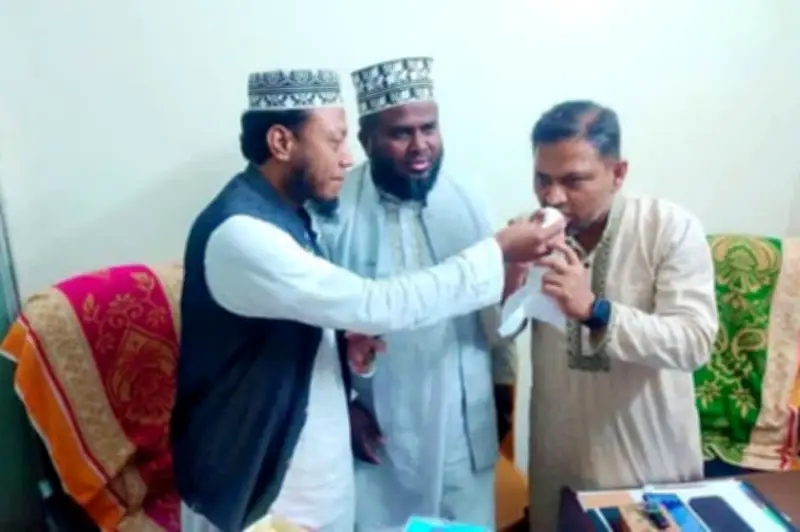 কুষ্টিয়া-৩ আসনে জামায়াতের জয়ী আমির হামজা বিএনপির পরাজিত জাকির হোসেনকে মিষ্টিমুখ করালেন