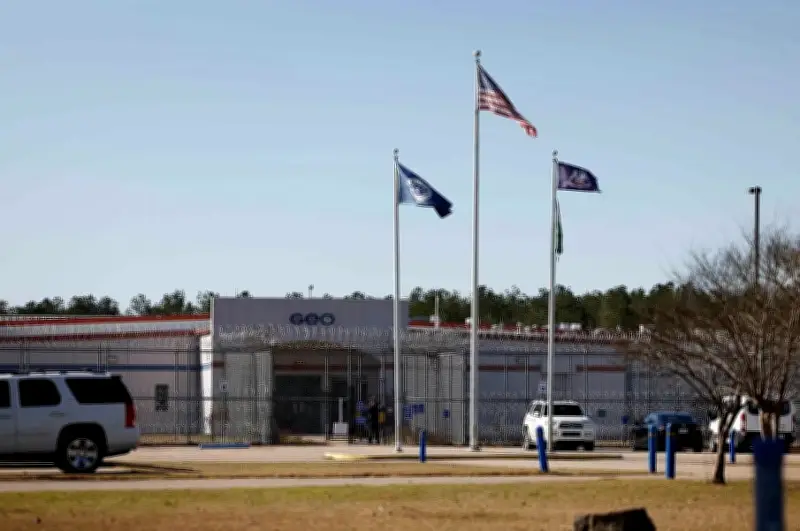 যুক্তরাষ্ট্রে আইসিইর আটককেন্দ্র নির্মাণে ৩ হাজার ৮৩০ কোটি ডলার বিনিয়োগের পরিকল্পনা