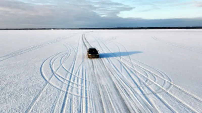 এস্তোনিয়ায় বরফে পরিণত সমুদ্রের ওপর চালু হলো 'আইস রোড', চলছে গাড়িছবি