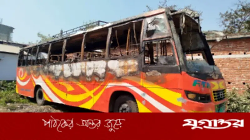 যশোরে বিএনপি নেতার দুটি বাসে আগুন: সম্পূর্ণ পুড়ে গেছে একটি, ক্ষতি ১০ লাখ টাকা