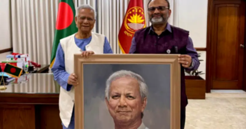 ঢাবি উপাচার্যের কাছ থেকে প্রধান উপদেষ্টা ইউনূসের পোট্রেট উপহার পেলেন