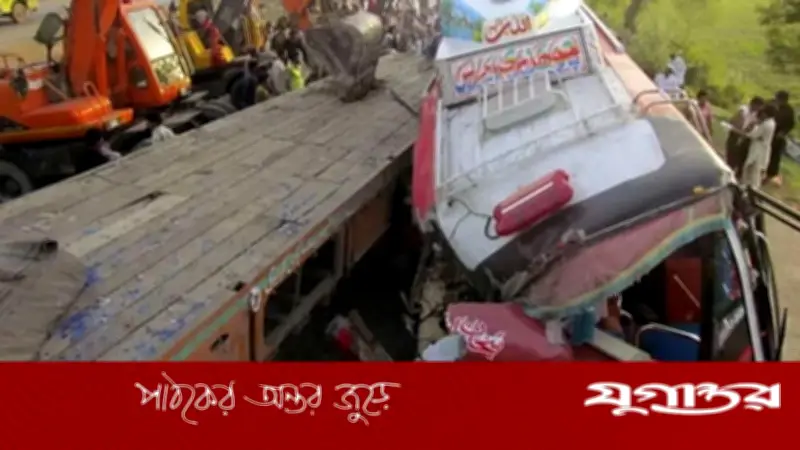 পাকিস্তানে ভয়াবহ সড়ক দুর্ঘটনায় ১১ জন নিহত, আহত অন্তত ১০