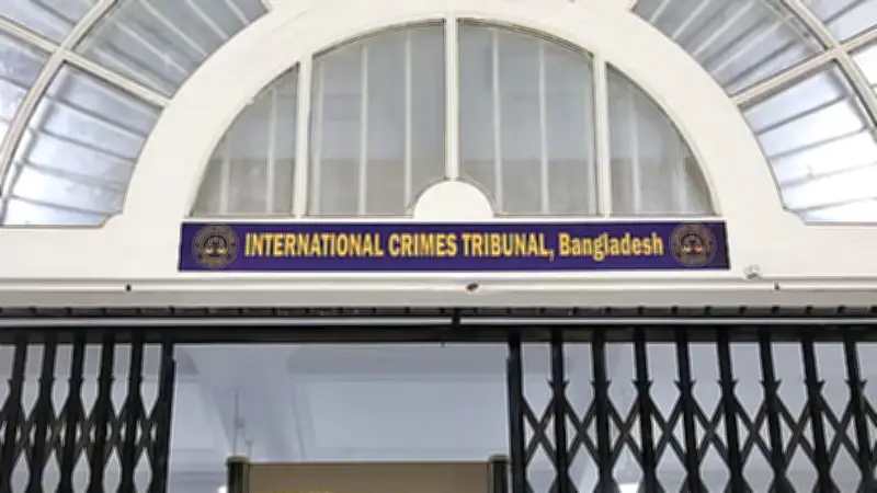 রামপুরায় কার্নিশে ঝুলে তরুণ গুলি, ডুমুরিয়ায় সবজি চাষে সাফল্য ও বিএনপির জামানত বাজেয়াপ্ত