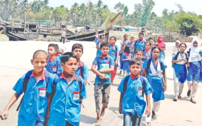 পাঁচ দিনের ছুটির পর সোমবার খুলছে শিক্ষাপ্রতিষ্ঠান, কক্সবাজারে শিশুদের ফেরার দৃশ্য