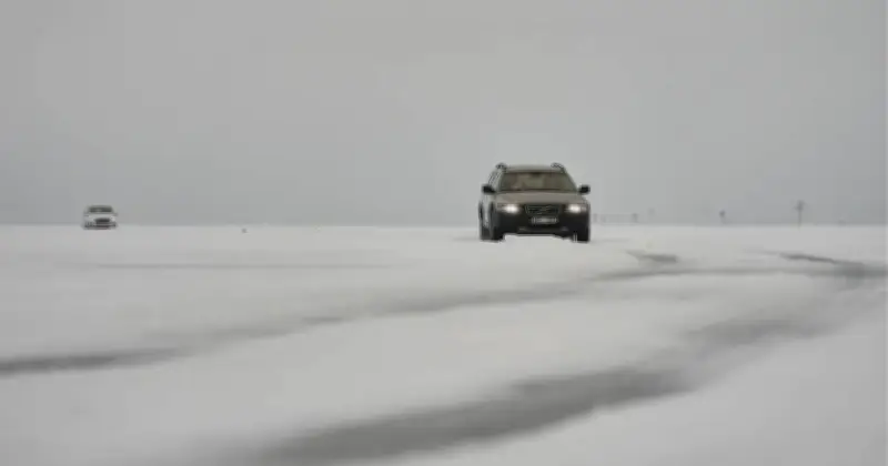 এস্তোনিয়ায় সমুদ্র জমে তৈরি আইস রোড: শীতে দ্বীপগুলোর সংযোগ