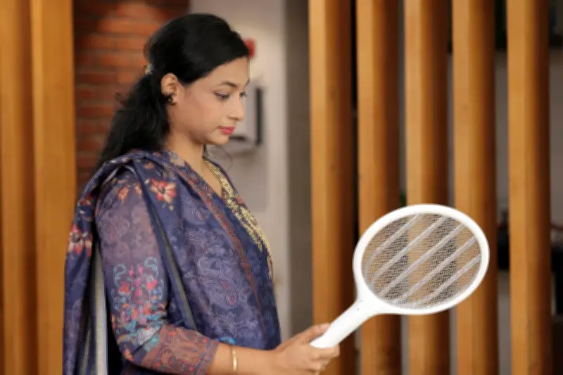 মশা মারার বৈদ্যুতিক ব্যাটের উদ্ভাবন ও কার্যপ্রণালী: একটি প্রযুক্তিগত বিশ্লেষণ