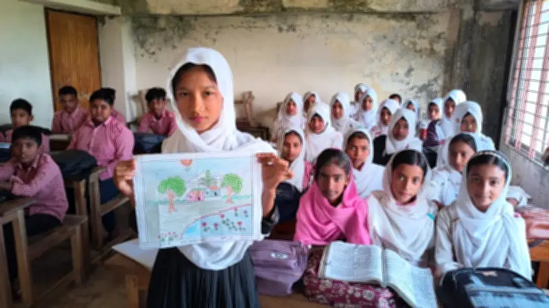 ছবি আঁকায় দক্ষ ফারজানা: শিক্ষার পথে প্রতিকূলতা জয় করে আলোর পাঠশালার অনুপ্রেরণা