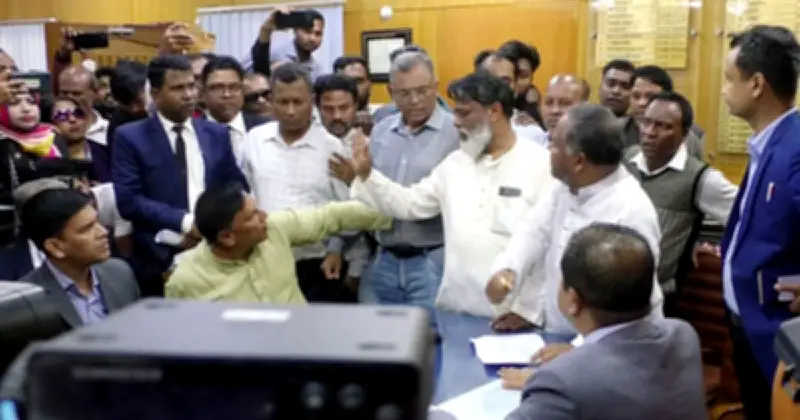 রংপুরে তিন আসনের ভোট পুনঃগণনার দাবিতে বিএনপির বিক্ষোভ, জেলা প্রশাসক কার্যালয় ঘেরাও