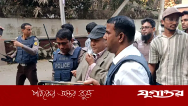 ধানমন্ডি ৩২ থেকে ঢাবি অধ্যাপকসহ ৫ জনকে আটক করেছে পুলিশ