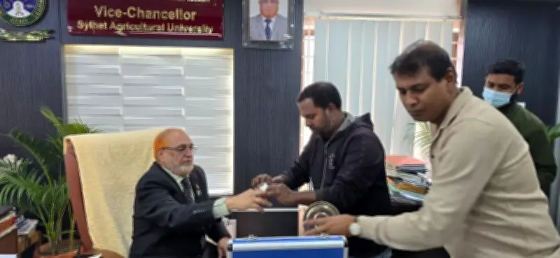 সিলেট কৃষি বিশ্ববিদ্যালয়ে উপাচার্যের কক্ষে শিক্ষকদের হাতাহাতি, আহত উপাচার্য