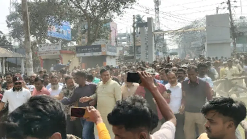 রংপুরে বিএনপির বিক্ষোভ: ভোট পুনর্গণনার দাবিতে জেলা প্রশাসকের কার্যালয় ঘেরাও