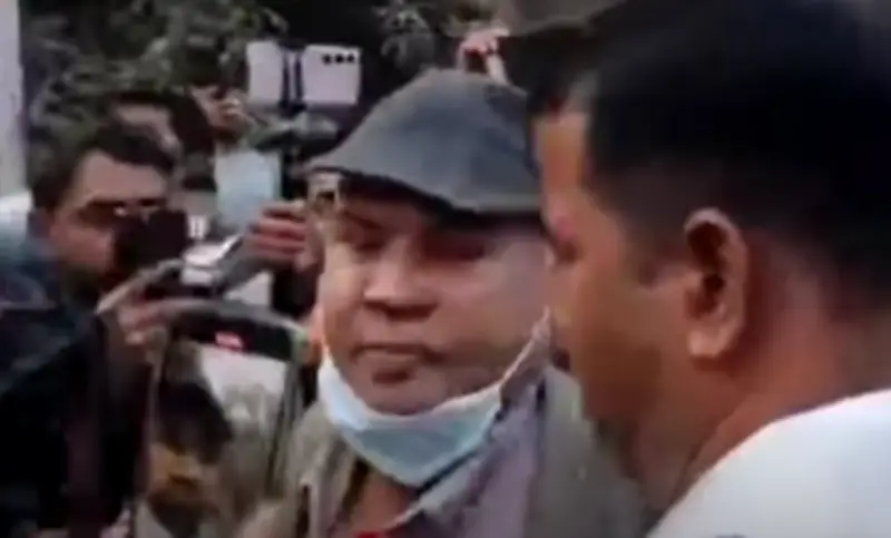 ধানমন্ডি ৩২-এ মারধরের শিকার অধ্যাপক জামাল উদ্দিন, পুলিশ উদ্ধার করে থানায় নিয়ে গেছে