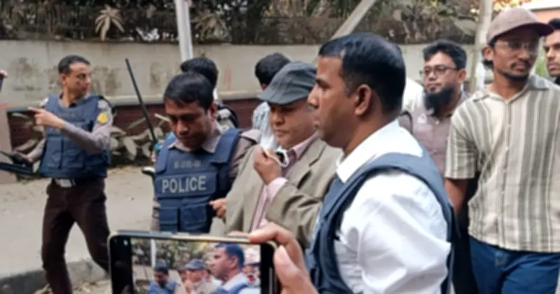 ধানমন্ডি ৩২ নম্বরে ফুল দিতে গিয়ে ঢাবি শিক্ষকসহ ৫ জনকে পুলিশ নিয়ে যায়