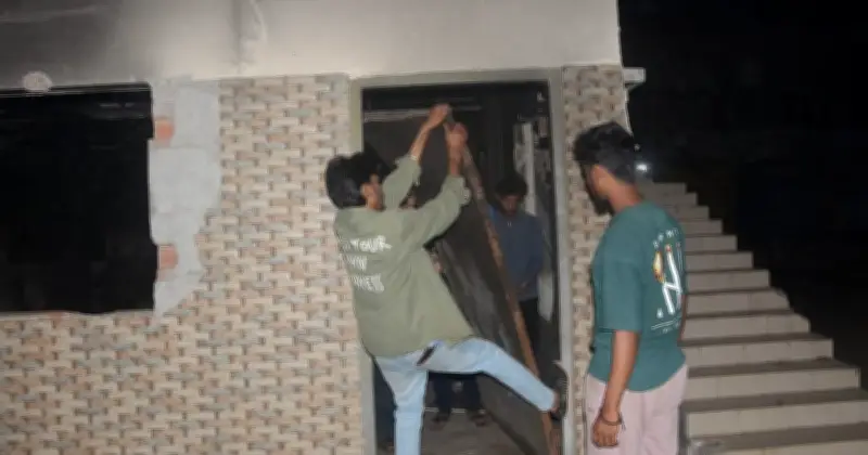 খুলনায় আওয়ামী লীগ কার্যালয়ে প্রবেশ, ভাঙচুর ও অগ্নিসংযোগের ঘটনা