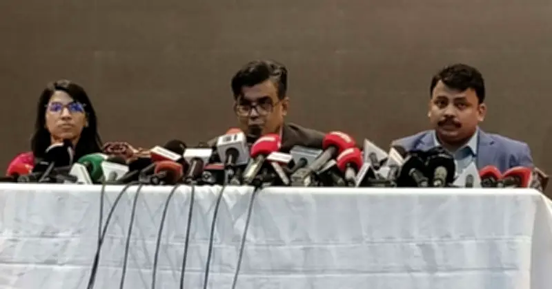 অন্তর্বর্তী সরকারের উপদেষ্টারা পতাকাবাহী গাড়িতে শপথ অনুষ্ঠানে, ফেরার পথে পতাকা থাকবে না