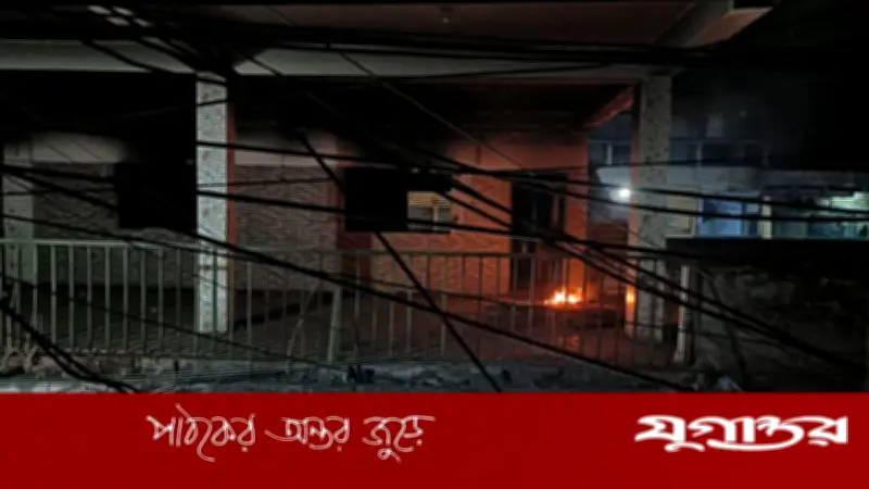 খুলনায় আওয়ামী লীগ কার্যালয়ে 'জয়বাংলা' স্লোগান ও ফুল দেওয়ার পর ভাঙচুরের ঘটনা