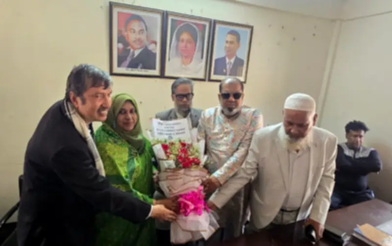 মুন্সিগঞ্জে সরকারি কলেজের অধ্যক্ষ-শিক্ষকদের বিএনপি কার্যালয়ে নবনির্বাচিত এমপিকে ফুল দেওয়া নিয়ে সমালোচনা