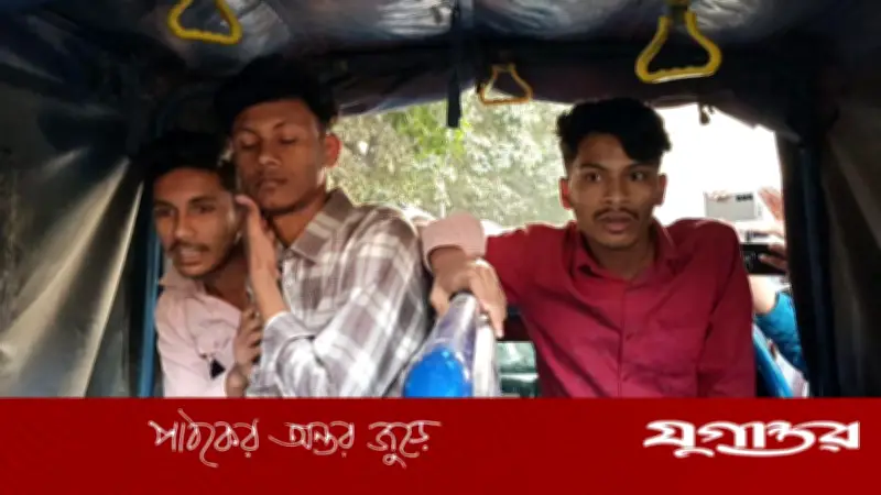 ধানমন্ডি ৩২-এ উত্তেজনা: তিন যুবক আটক, ঢাবি অধ্যাপককে 'মব' থেকে উদ্ধার