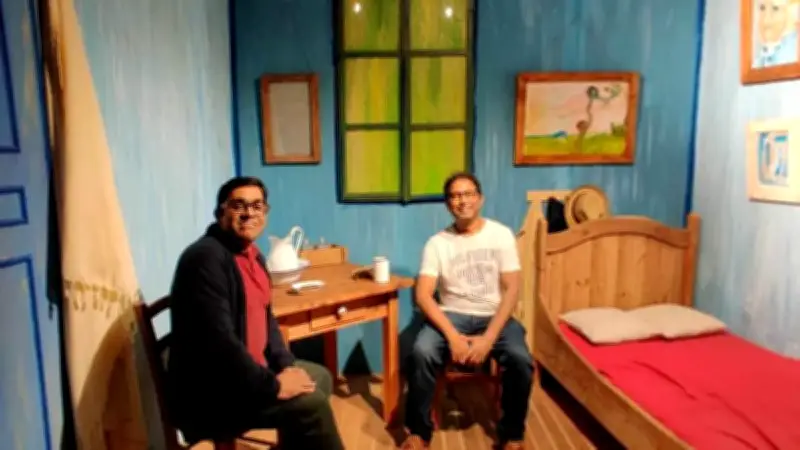 লন্ডনে ভ্যান গঘের ইমারসিভ আর্ট এক্সিবিশনে হারিয়ে যাওয়ার এক বিকেল